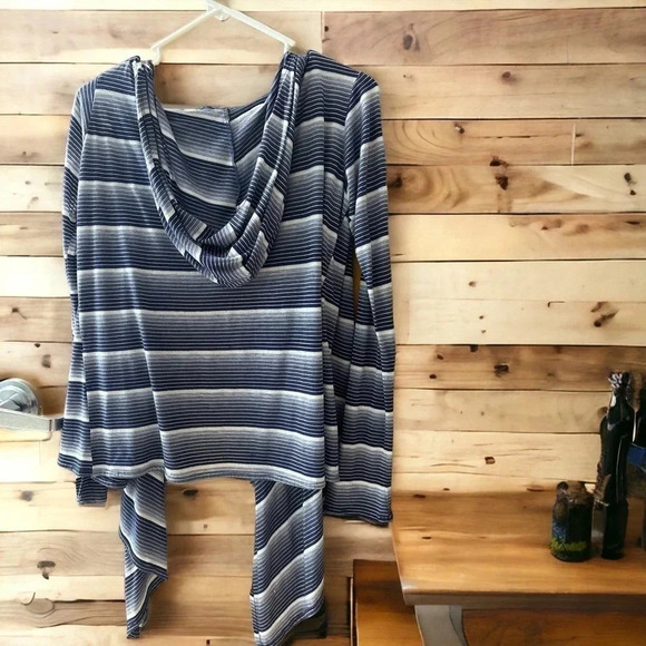 Salaam woman’s tie front cardigan wrap. Lightweight. Size medium - Picture 2 of 5